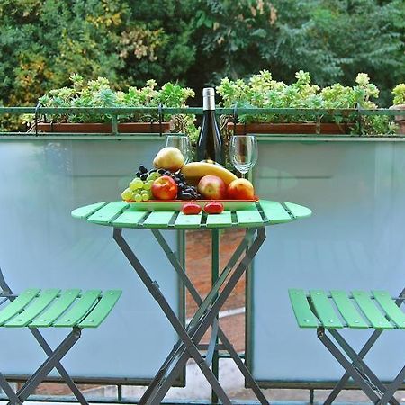 Apartment At Colosseo With Terrace Overlooking The Garden By Lyon Roma Exterior foto